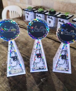 Pirâmide Laço Frente em acetato contendo glitter, idade 3d e pérolas. Aceitamos em qualquer tema.