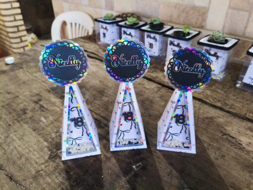 Pirâmide Laço
Frente em acetato contendo glitter, idade 3d e pérolas.
Aceitamos em qualquer tema.